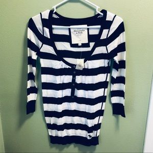 BRAND NEW BLUE & WHITE SWEATER